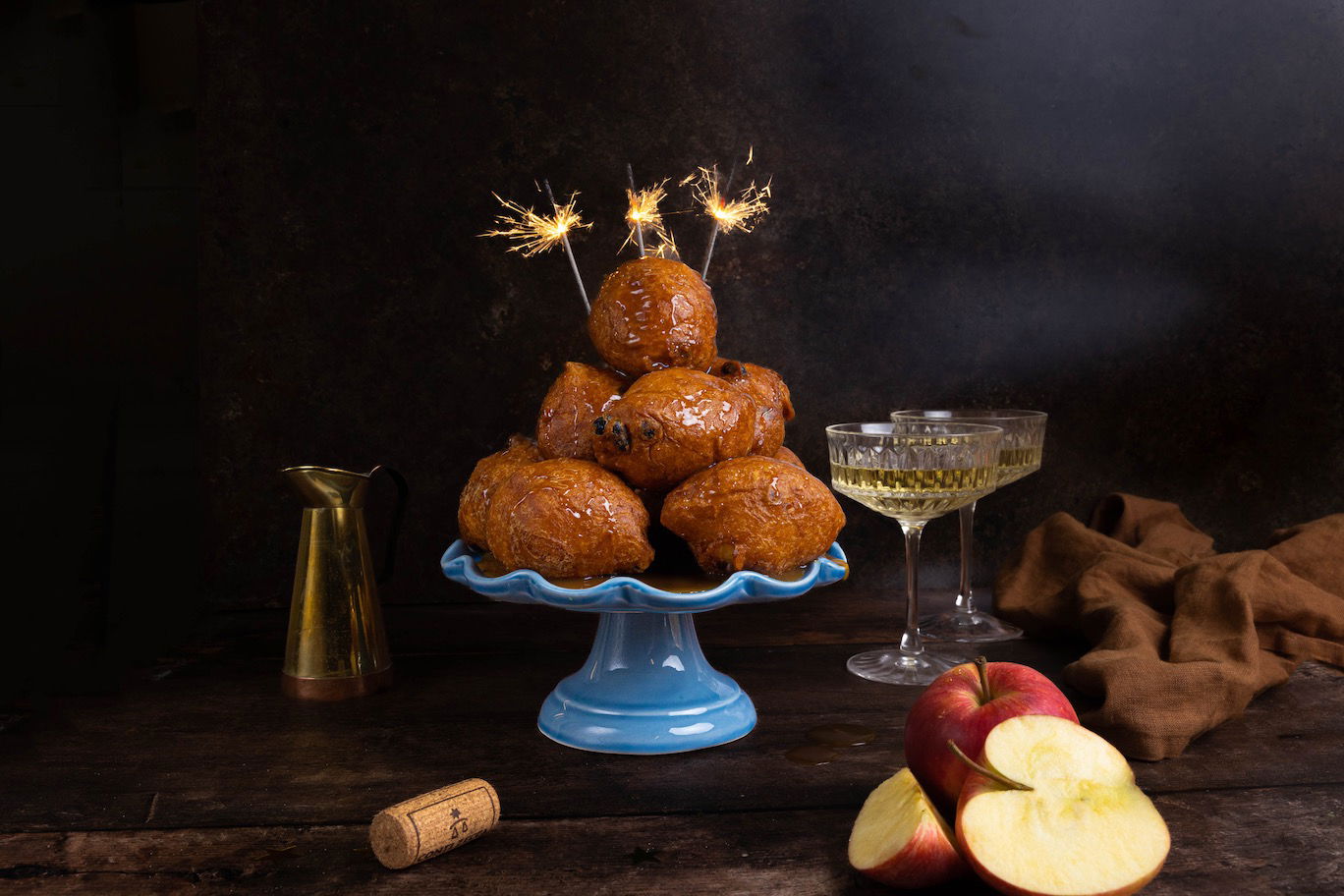 Appel-kaneel oliebollen met karamelsaus