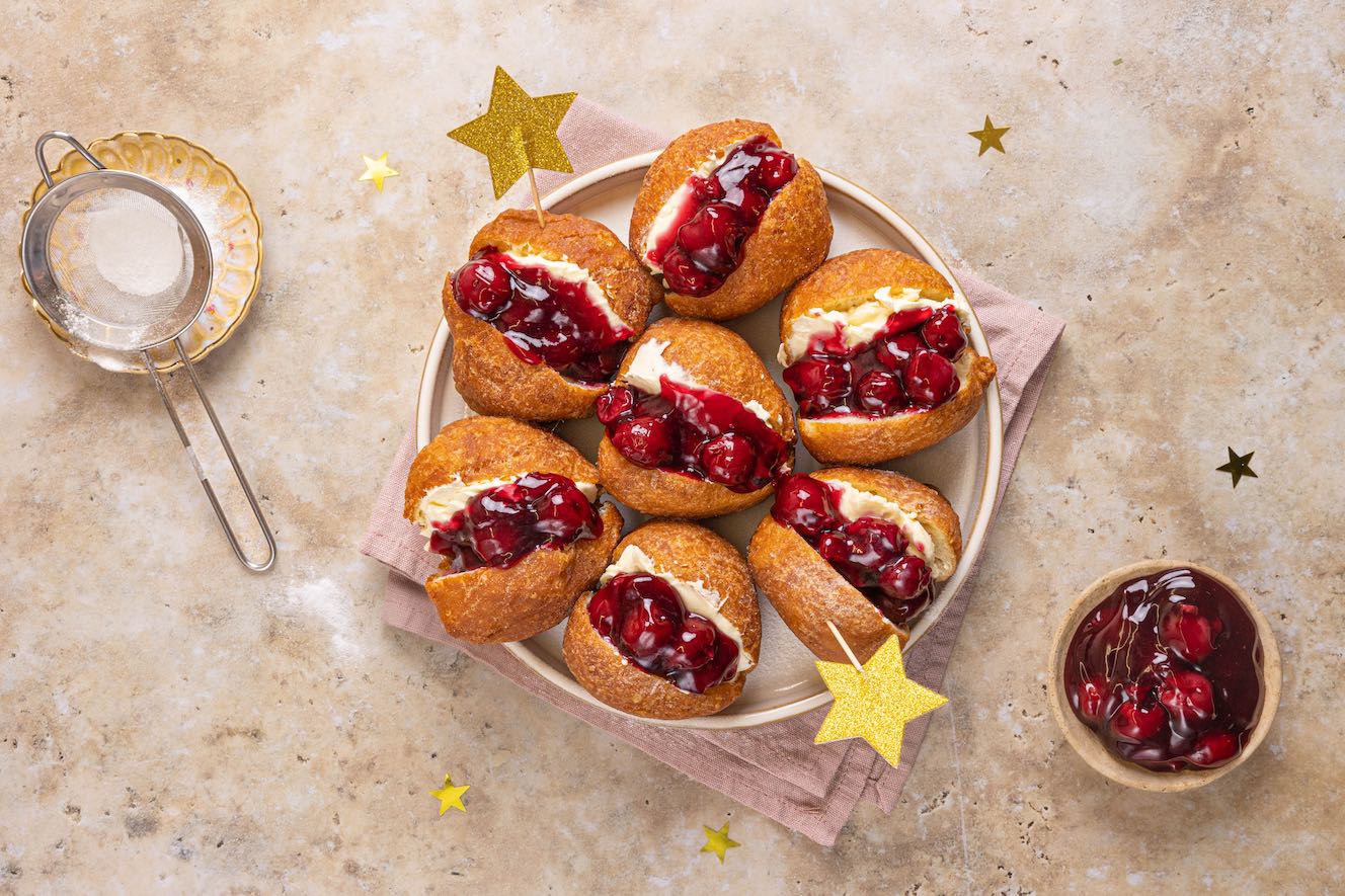 Gevulde Oliebollen Met Monchou En Kersen 2