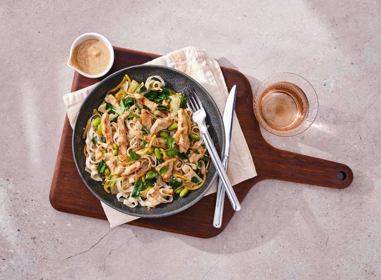 Noedels Met Wokgroente, Filetreepjes En Pindadressing