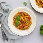 Pittige tonijnpasta met basilicum en tomaat