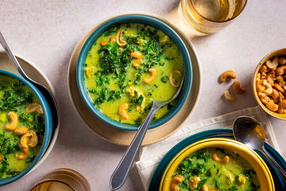 Kip kerriesoep met gewokte boerenkool