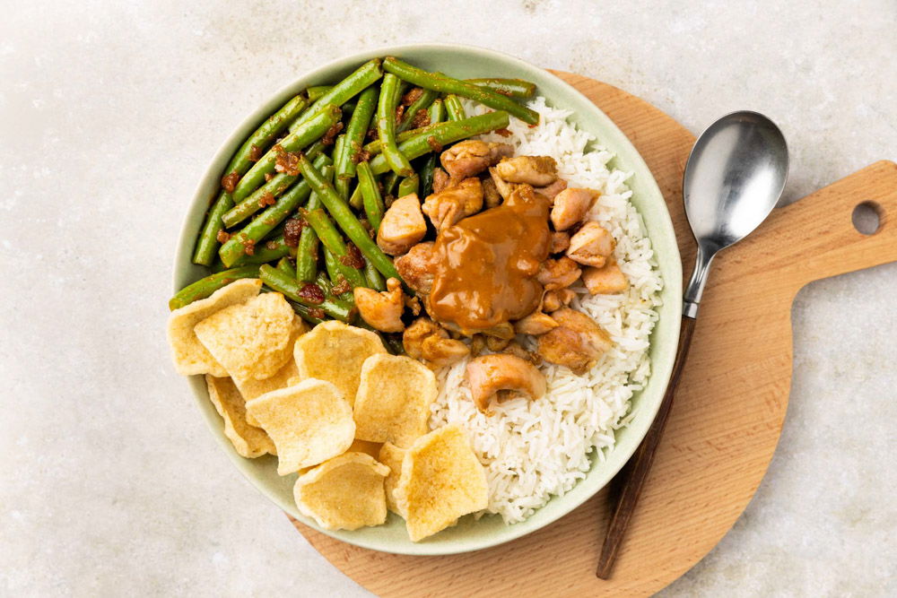 Indische kip met sajoerboontjes