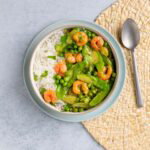 Kokoscurry met peultjes en garnalen