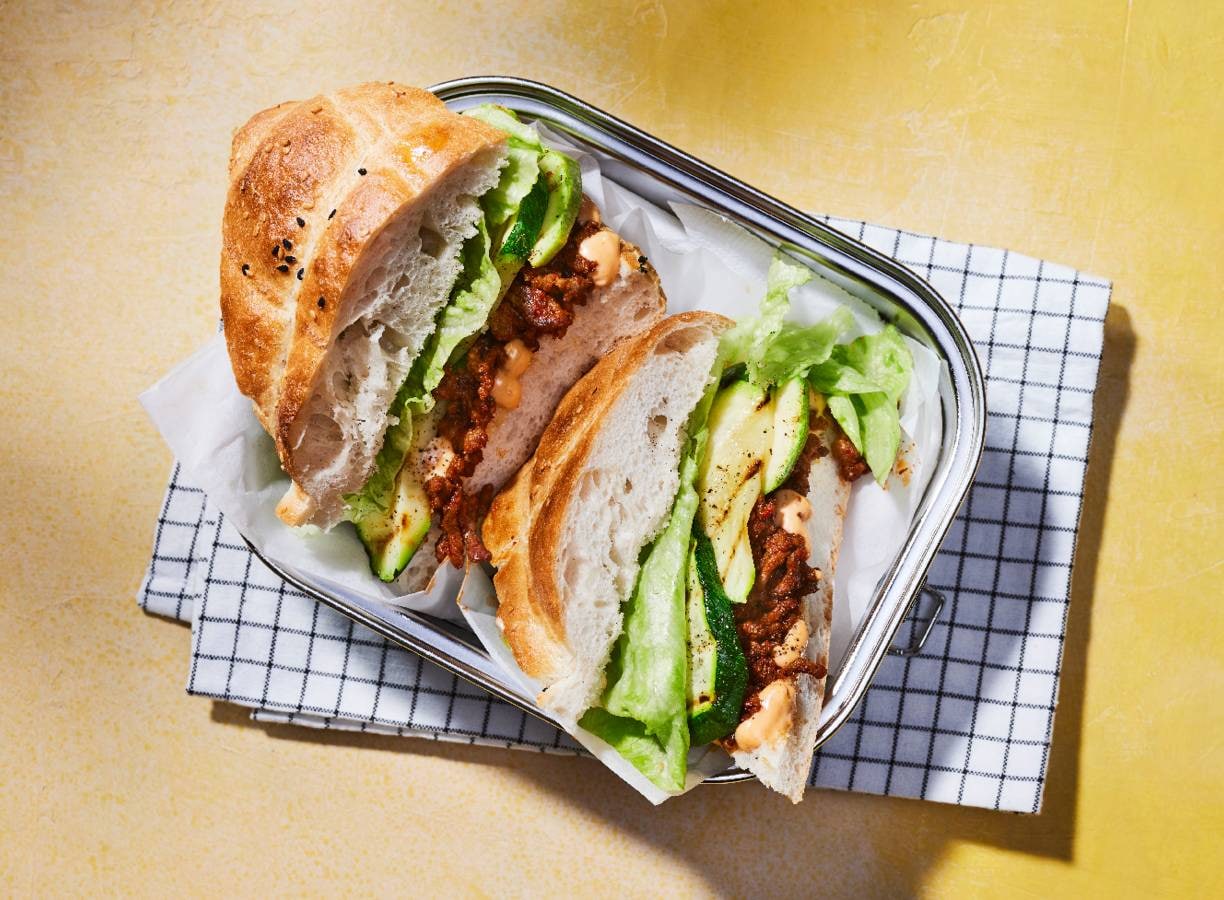 Turks brood met pittig gehakt, gegrilde courgette en harissamayo