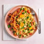 Kipdijsaté met een frisse salade