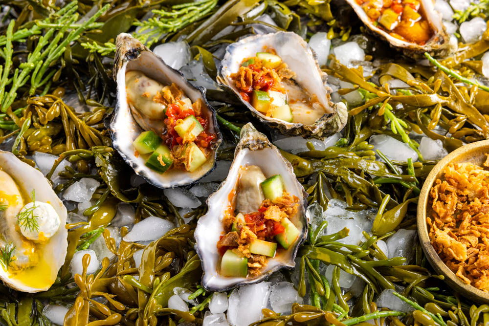 Oester Met Opa Co Sambal En Zoetzure Komkommer 2