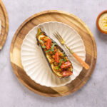 Gegrilde aubergine met harissa en worst