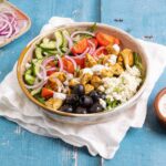 Griekse maaltijdsalade met kip