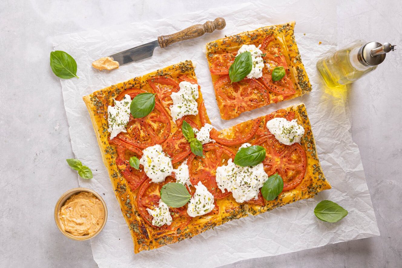 Plaattaart met tomaat en burrata