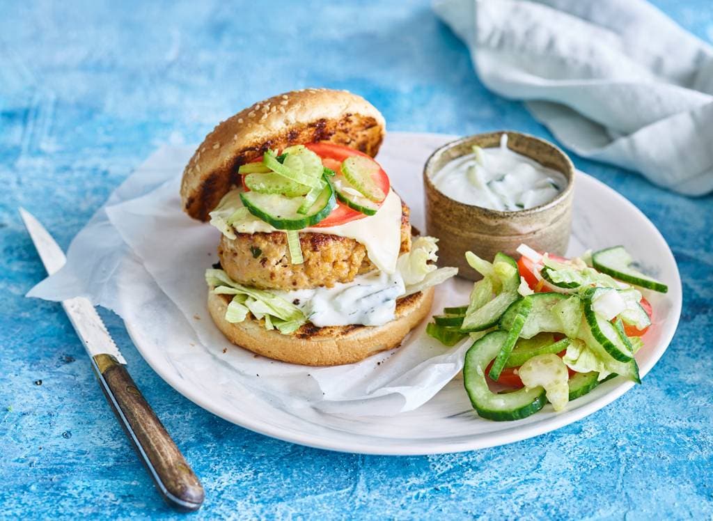 Broodje kipburger met cheddar & tzatziki