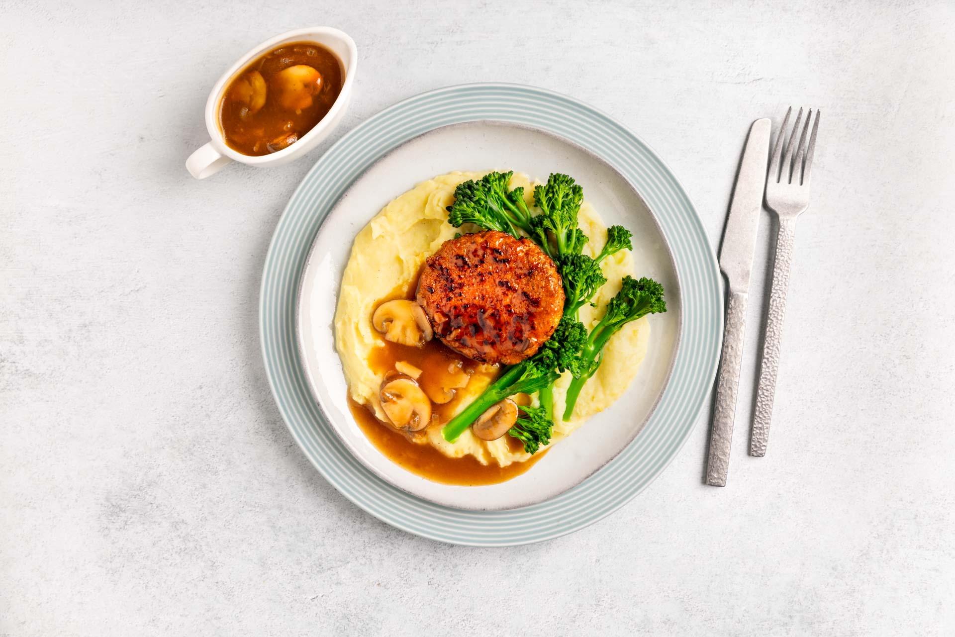 Hamburger Met Champignonsaus En Bimi 2