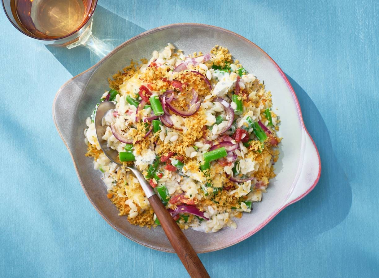 Orzo met spekjes, roomkaas en pangrattato