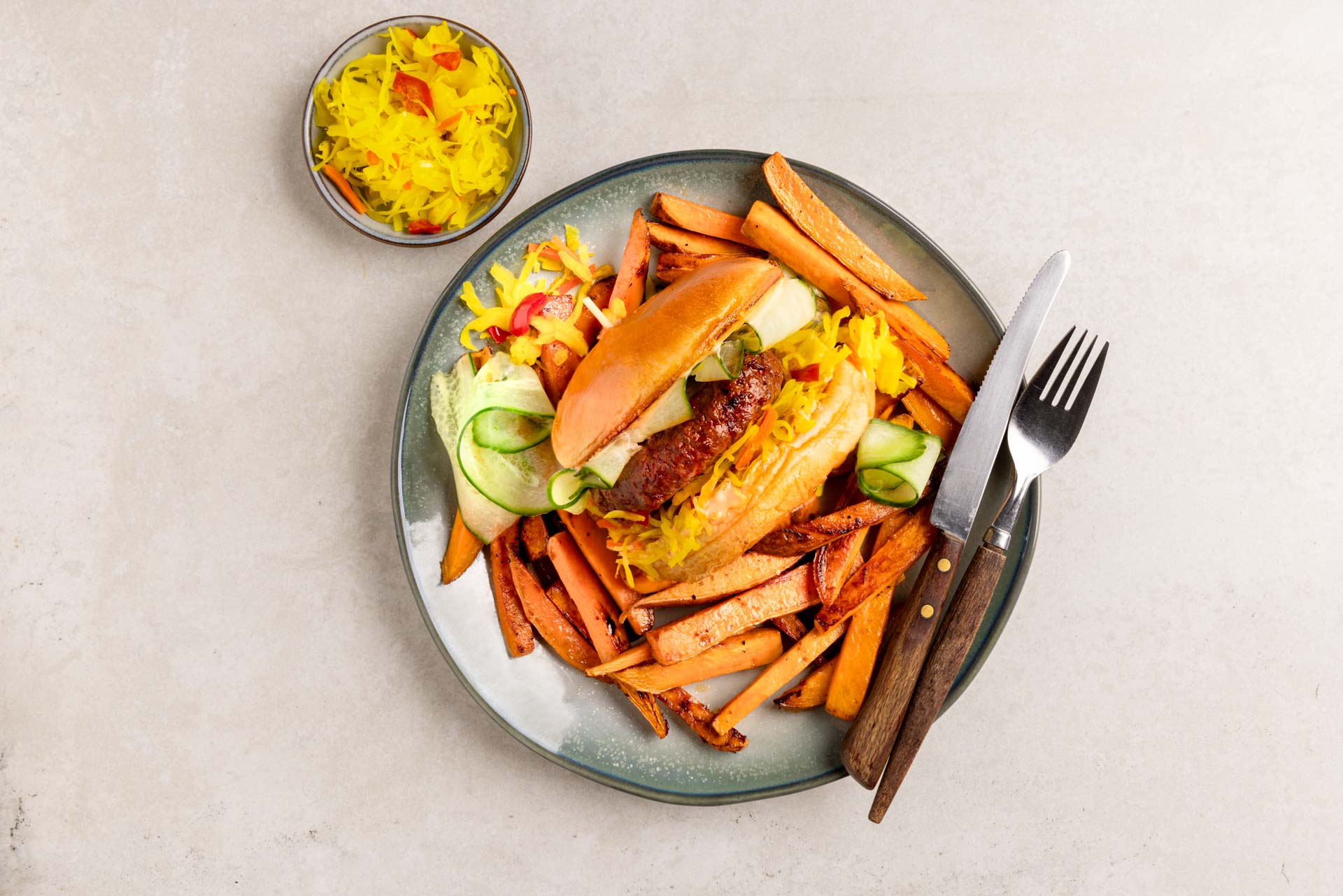 Pittig Broodje Hamburger Met Komkommer 2