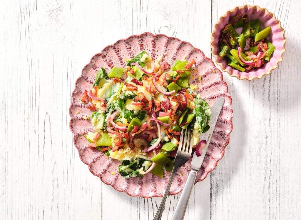 Spinazie-snijbonenstamppot met spekjes