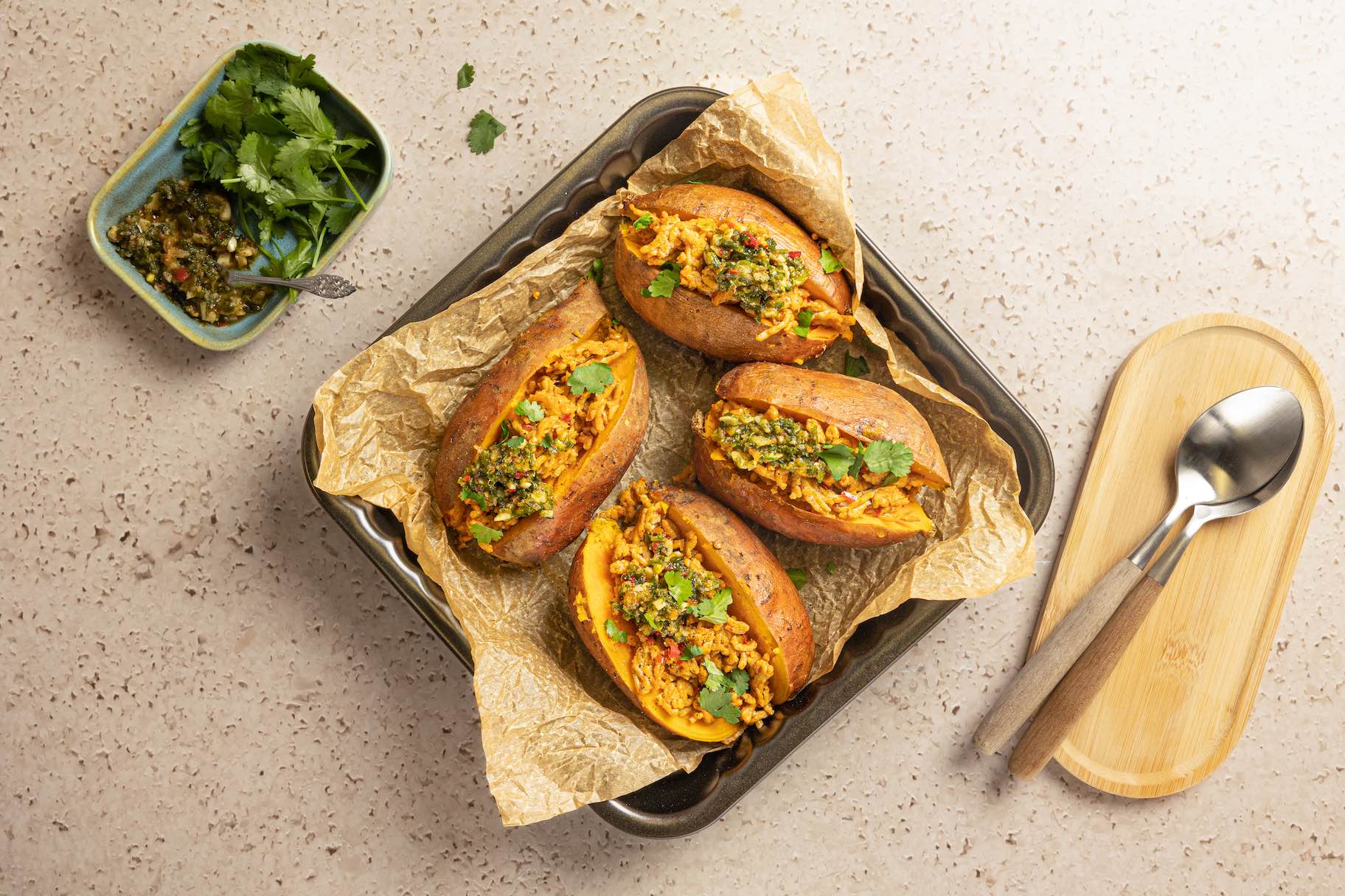 Gevulde zoete aardappel met pittig gehakt