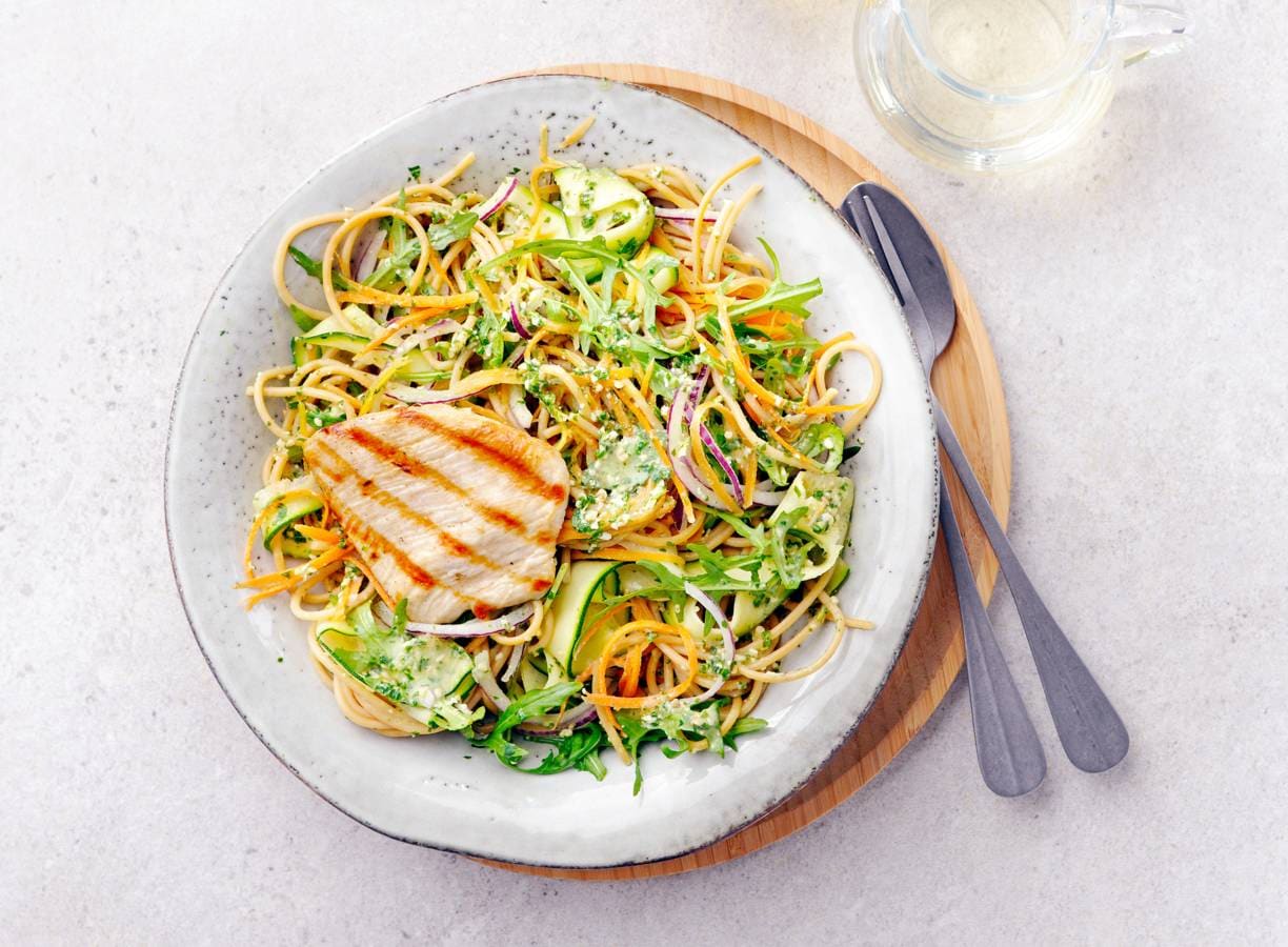 Linzenspaghetti met gegrilde kalkoen, rucolapesto en courgette