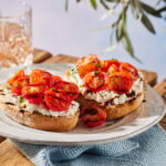 Bruschetta met Hüttenkäse en Honingtomaten