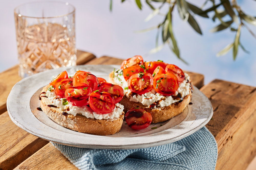 Bruschetta met hüttenkäse en tomaat