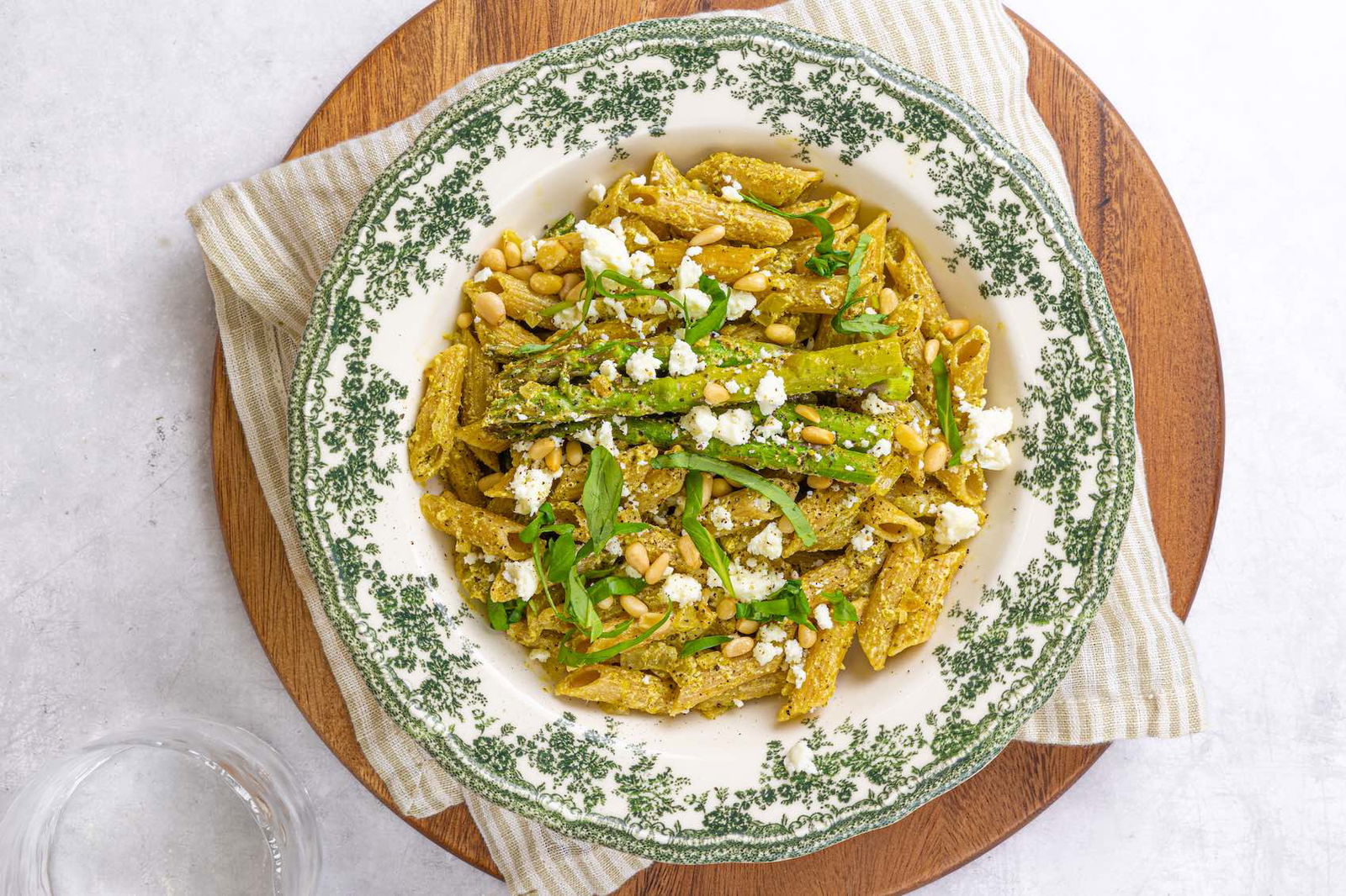 Pasta met groene asperges en feta