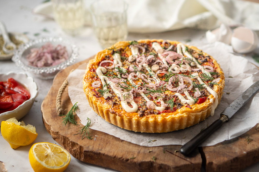 Quiche Met Lamsgehakt Harissa En Sumak Uien Liggend