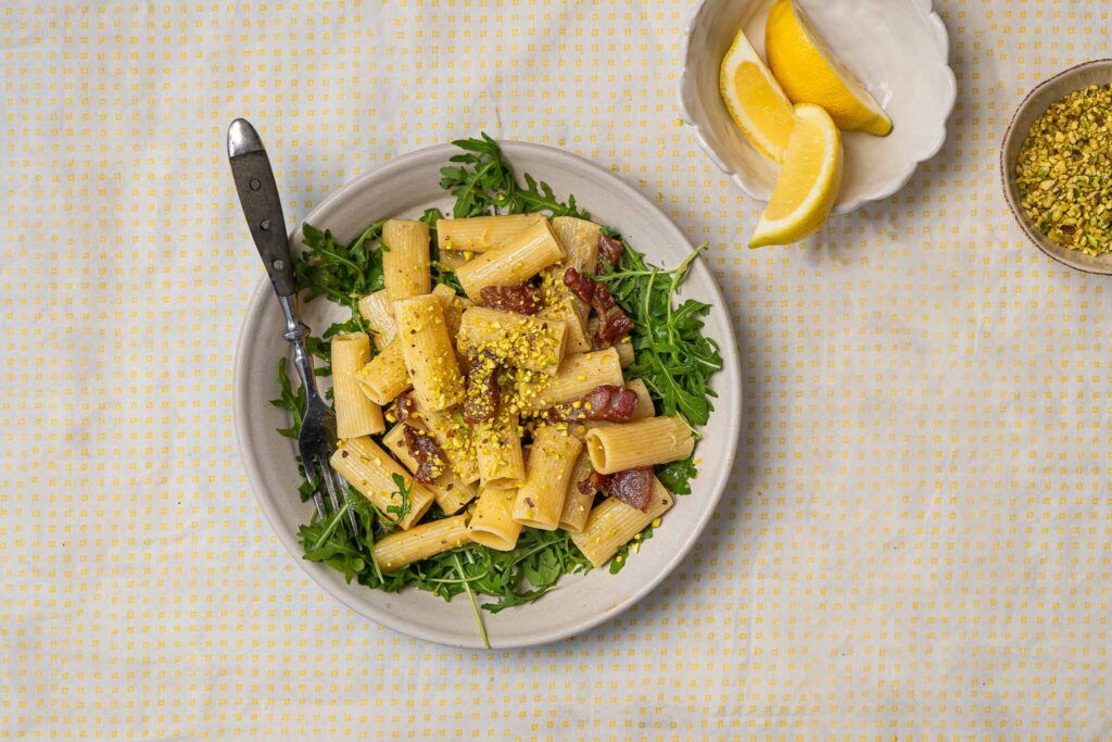 romige citroenpasta met guanciale en pistachekruim