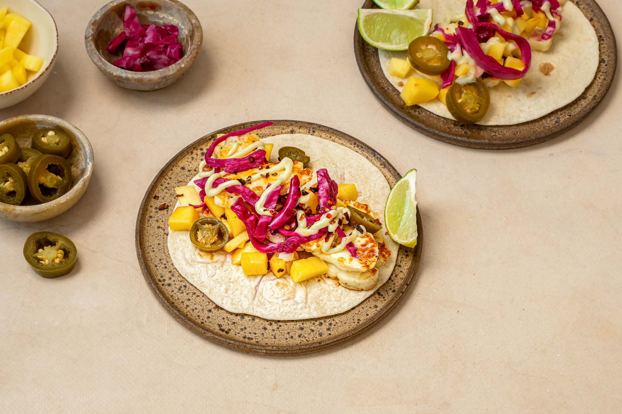 Halloumi taco's met mango, rode kool pickles en avocadomayonaise