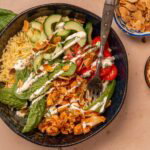Harissa chicken bowl met orzo