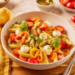 Pasta pesto met tomaatjes, mozzarella en puntpaprika