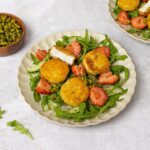 Salade met aardbeien en gefrituurde geitenkaas