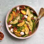 Salade met perzik en noten