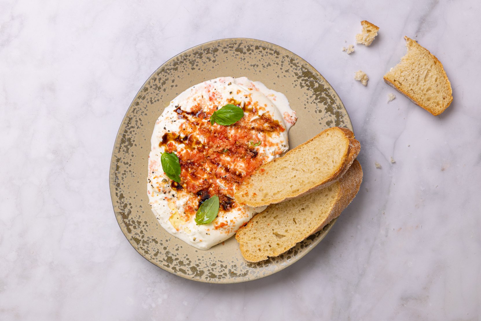 Burrata met geschaafde tomaat