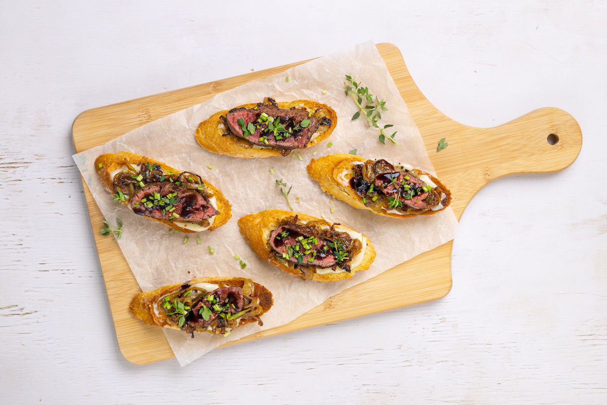 Crostini met steak en gekarameliseerde ui
