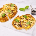 Naan met perzik en balsamico