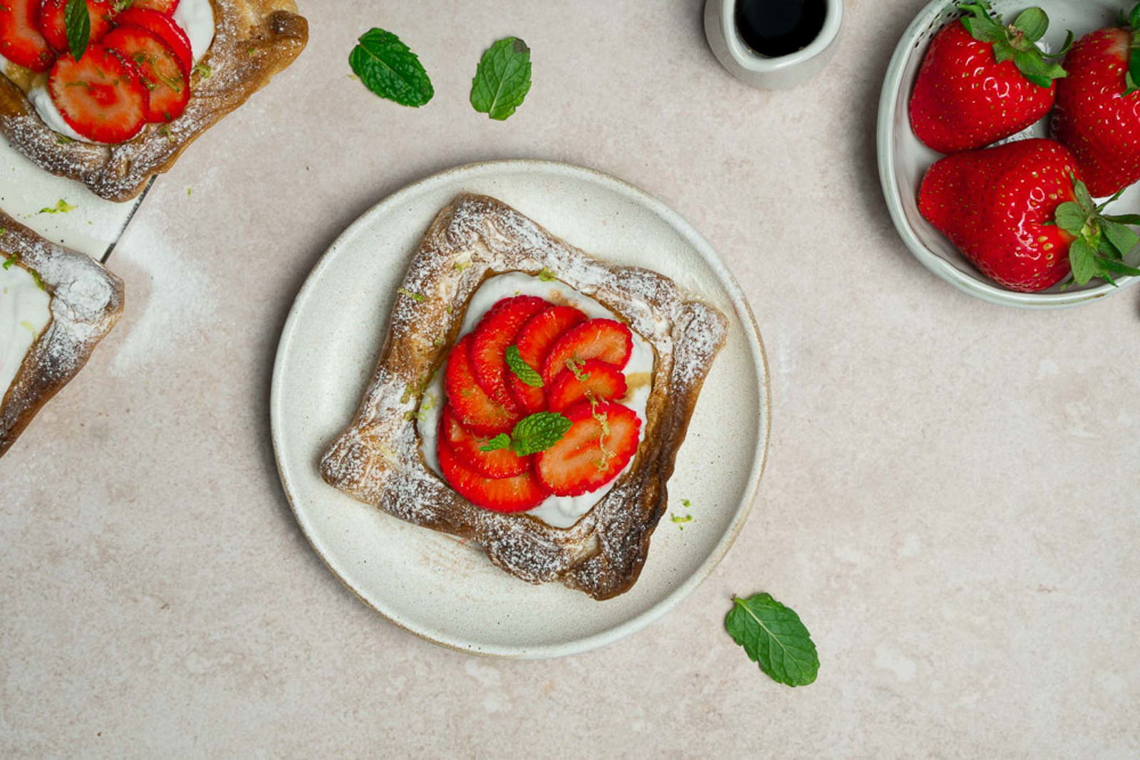 Vegan bladerdeeggebakjes met aardbeien