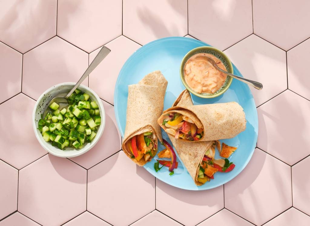 Wraps Met Kip, Paprika En Komkommersalade