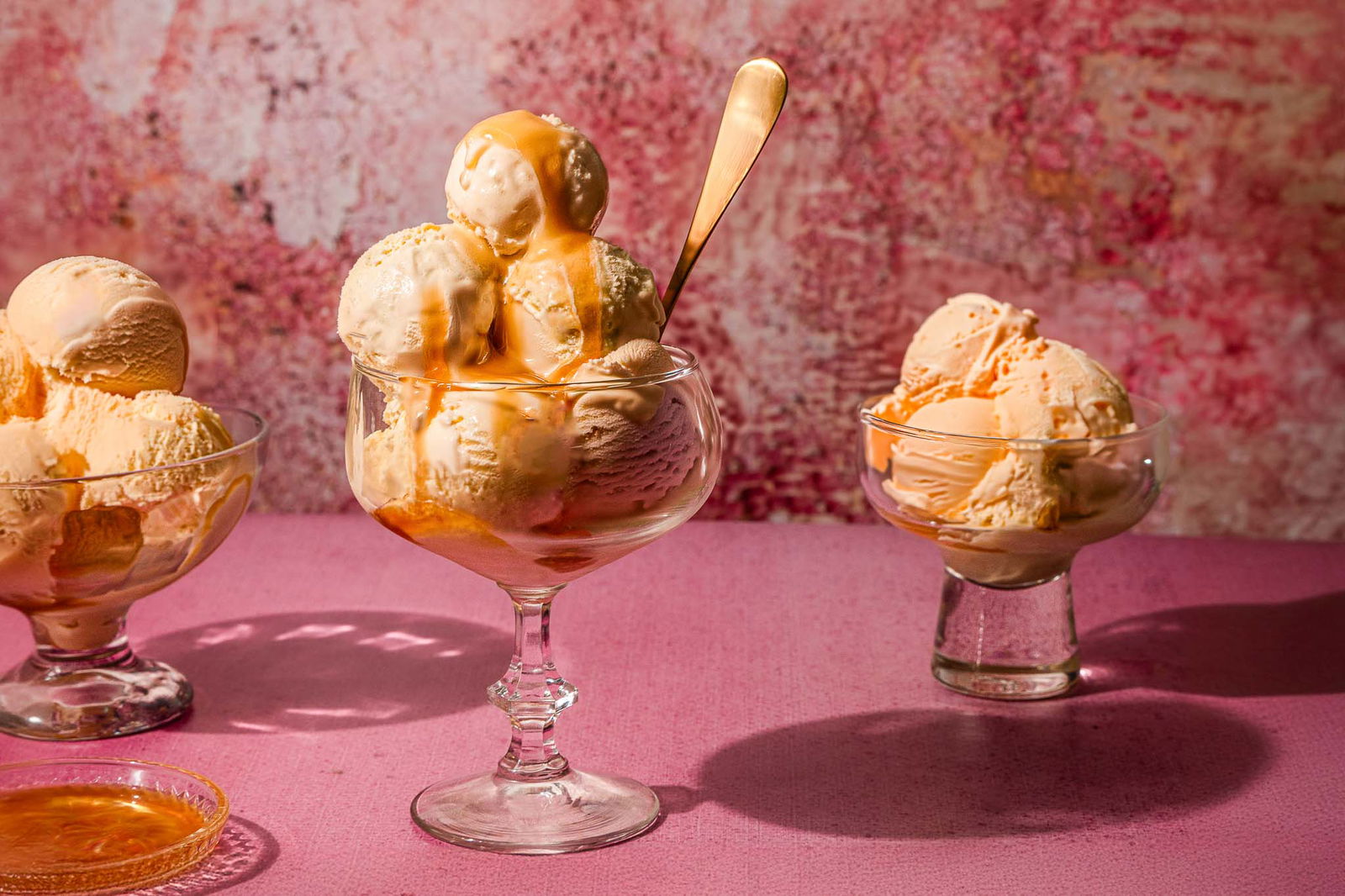 Zelfgemaakt ijs zonder ijsmachine met gezouten karamel