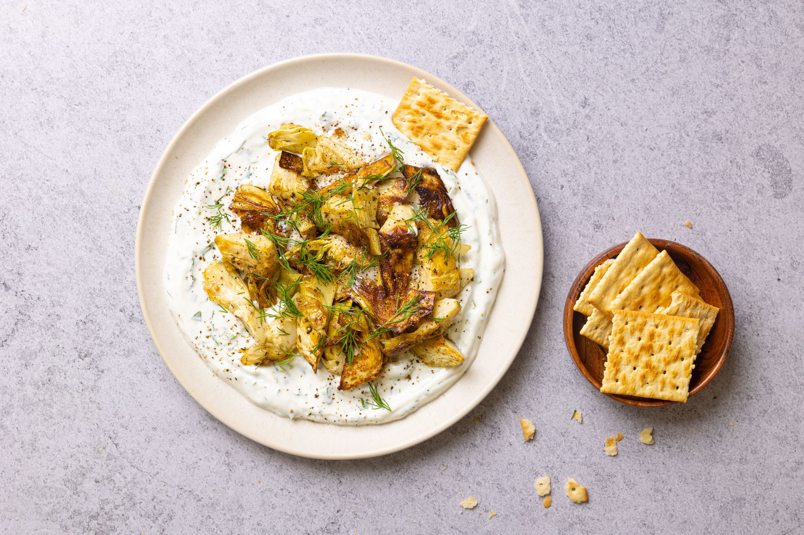 Crispy artisjok met yoghurtdip