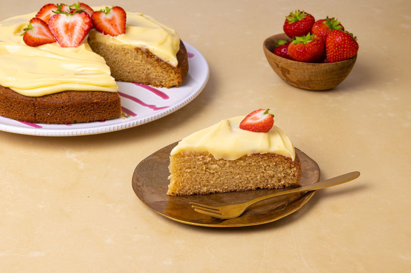 Olijfoliecake Met Witte Chocolade En Aardbei 1