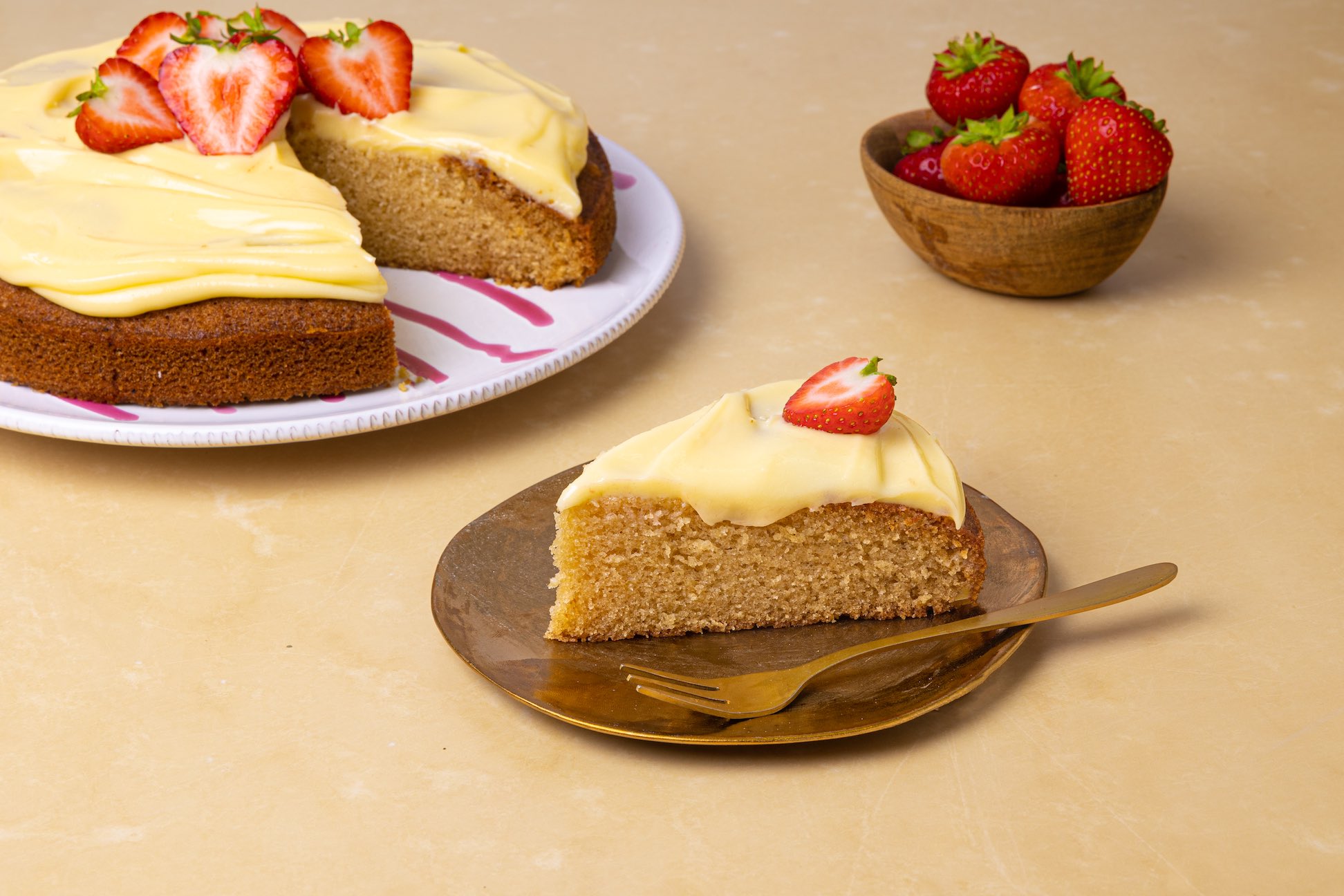 Olijfoliecake Met Witte Chocolade En Aardbei 1