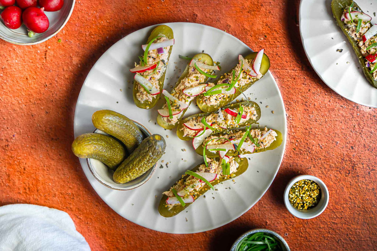 Pickle boats met tonijnsalade, radijs en furikake