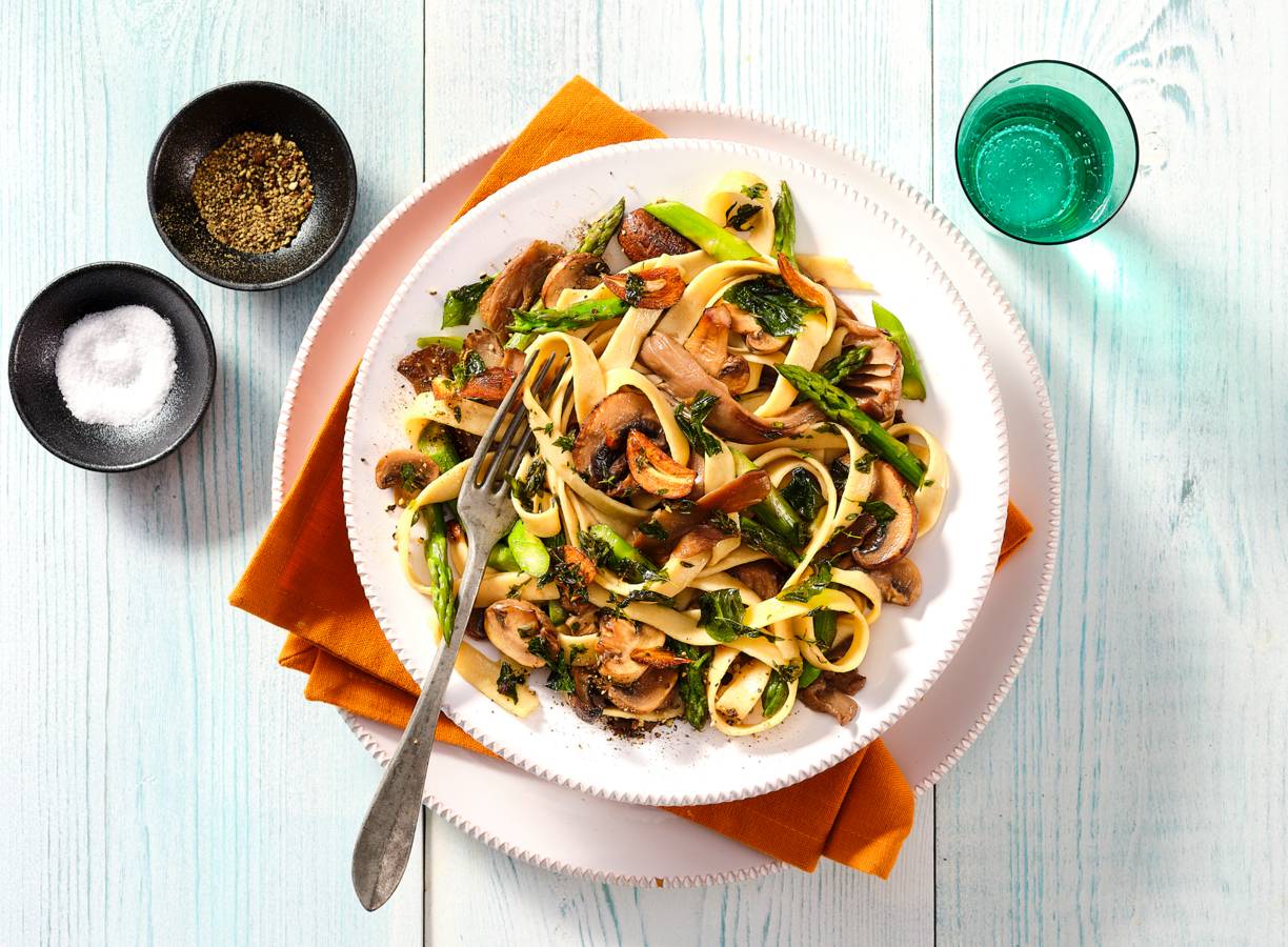 Volkorentagliatelle Met Paddenstoelen Met Knoflook Kruidenolie