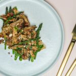 Chimichurri met gegrilde asperges en rustiek brood