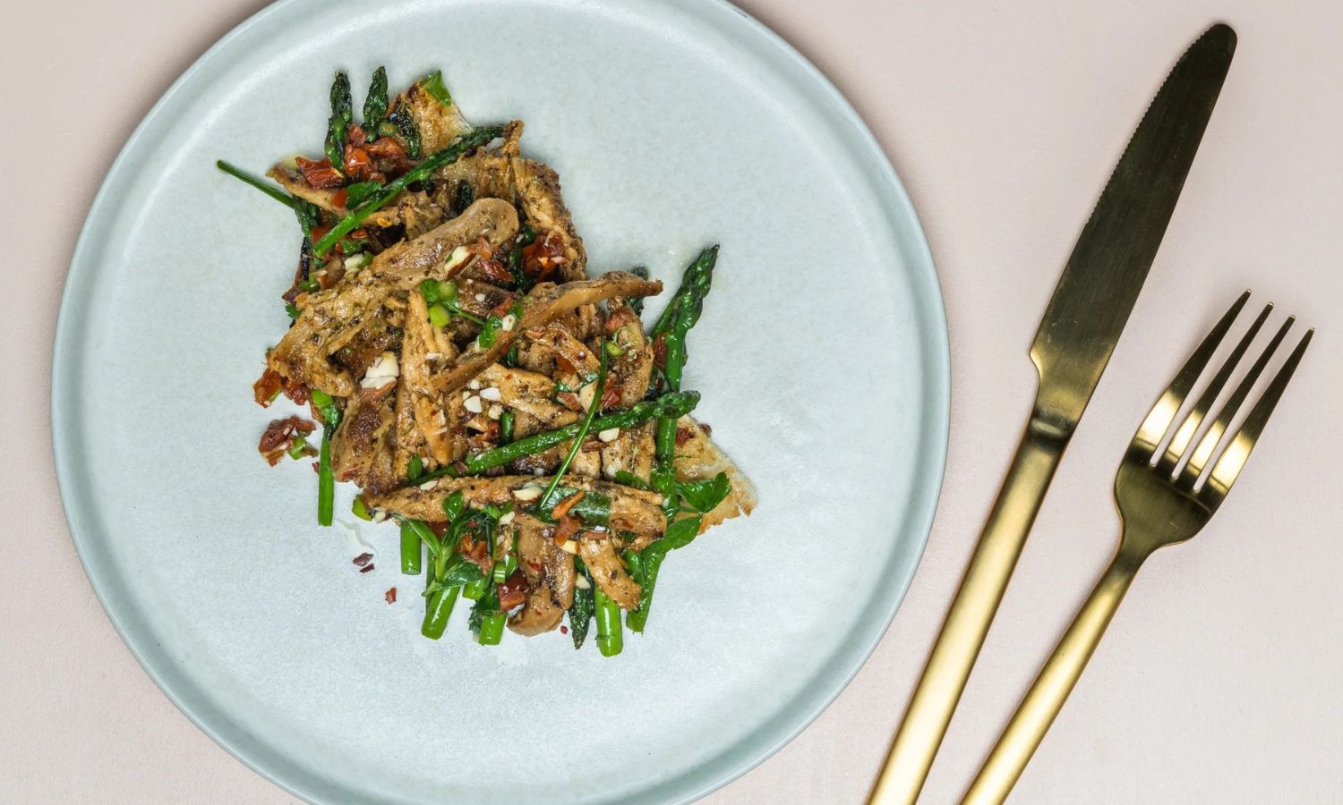 Chimichurri Met Gegrilde Asperges En Rustiek Brood