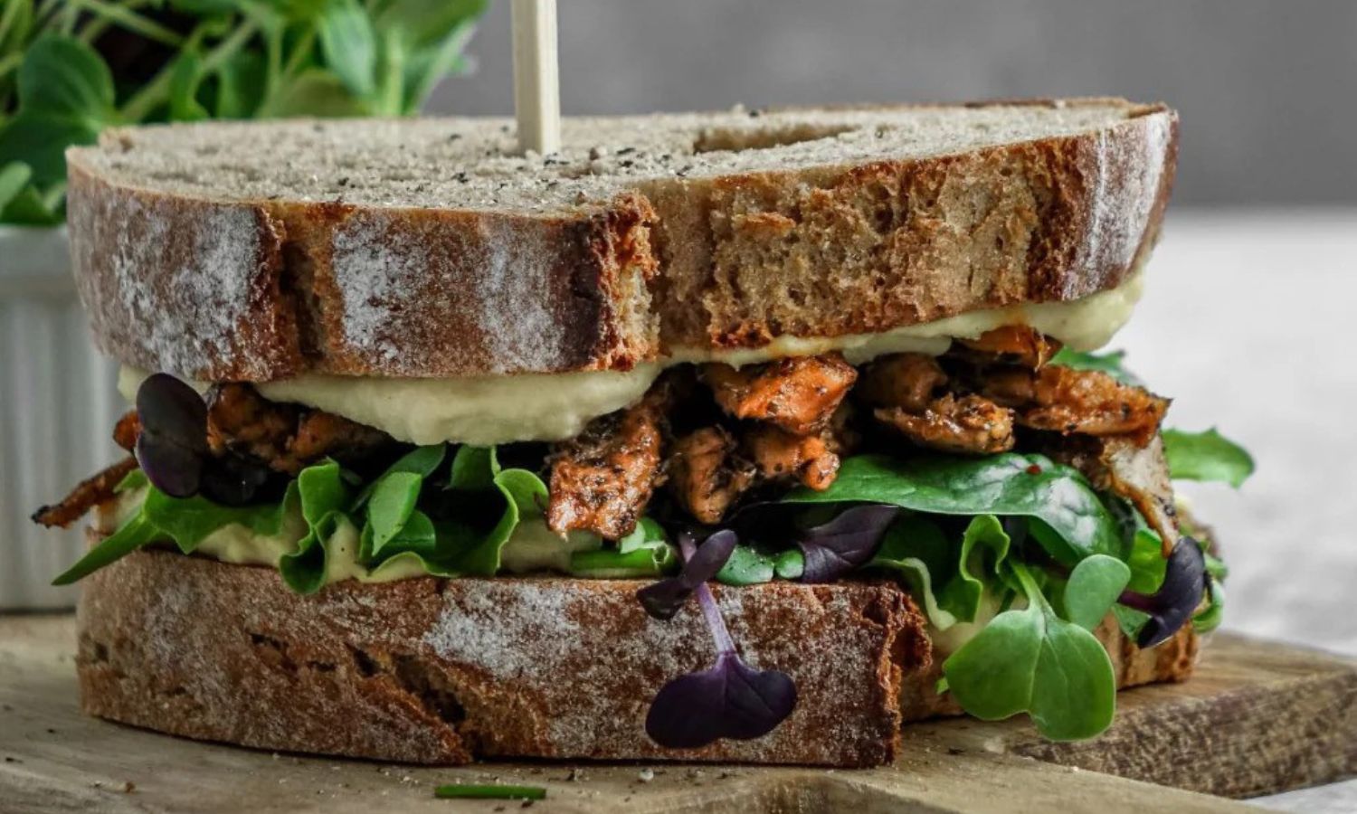 Clubsandwich Met Hummus En Pulled Spicy Herbs