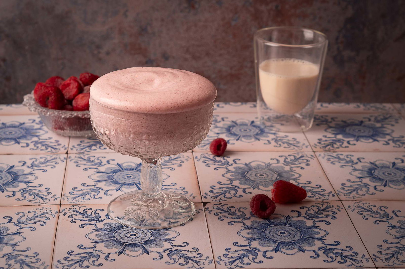 Lekker zoet en romig van structuur, een milkshake is een traktatie van velen! Naast de klassieke vanille milkshake, chocolade milkshake en bananen milkshake is de aardbeien milkshake ook zeker een favoriet van velen. Het maken van een aardbeien milkshake is zo gedaan. Je hebt alleen wat roomijs, melk en aardbeien nodig. Dit mix je tot de gewenste structuur. Iets anders proberen? Ga dan voor de fruit fluff, een fluffy drankje met een zachte textuur.