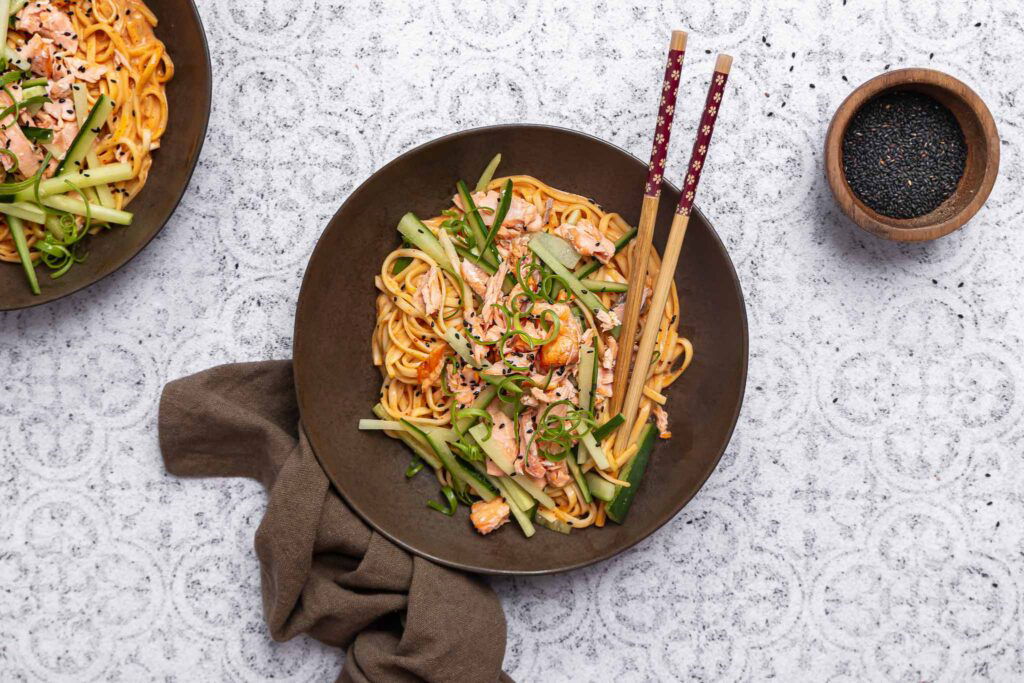 Japanse Noedels Met Zalm Liggend Low Res
