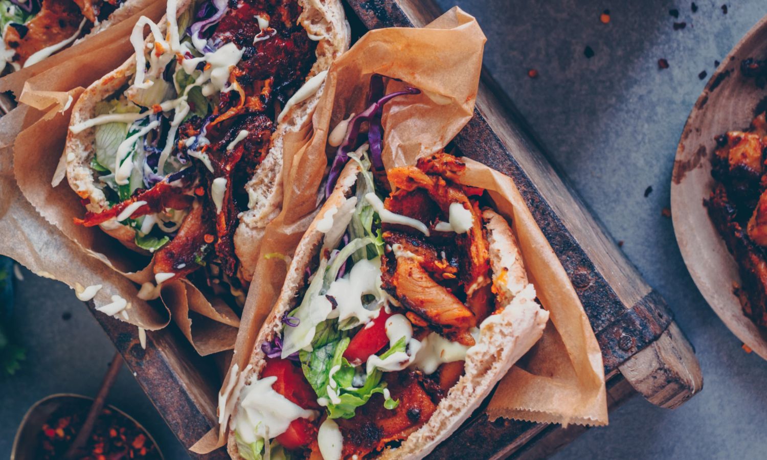 Kebab In Pitabroodjes Met Yoghurtsaus En Rode Kool