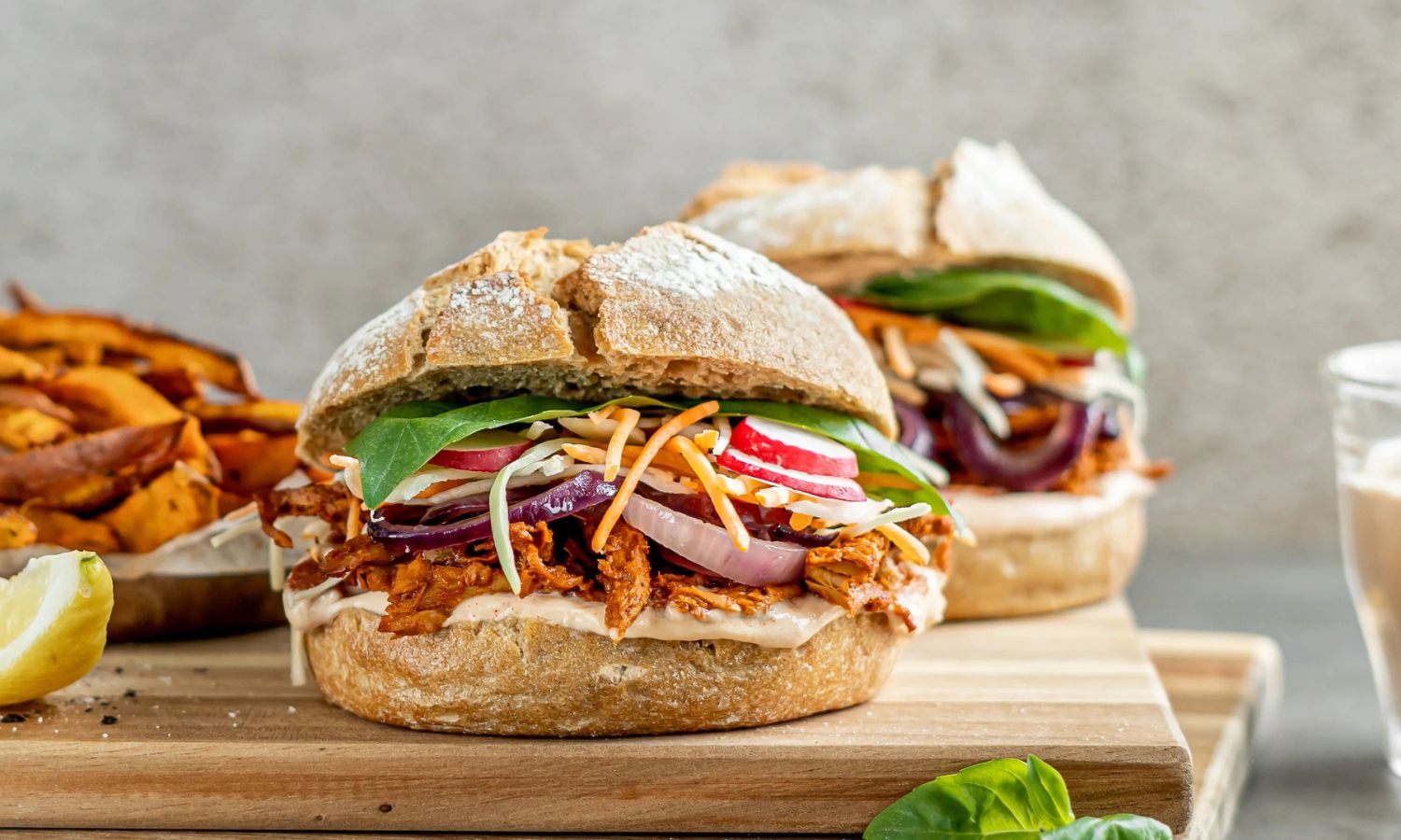 Pulled BBQ Broodjes Met Aardappelfrietjes En Frisse Koolsla