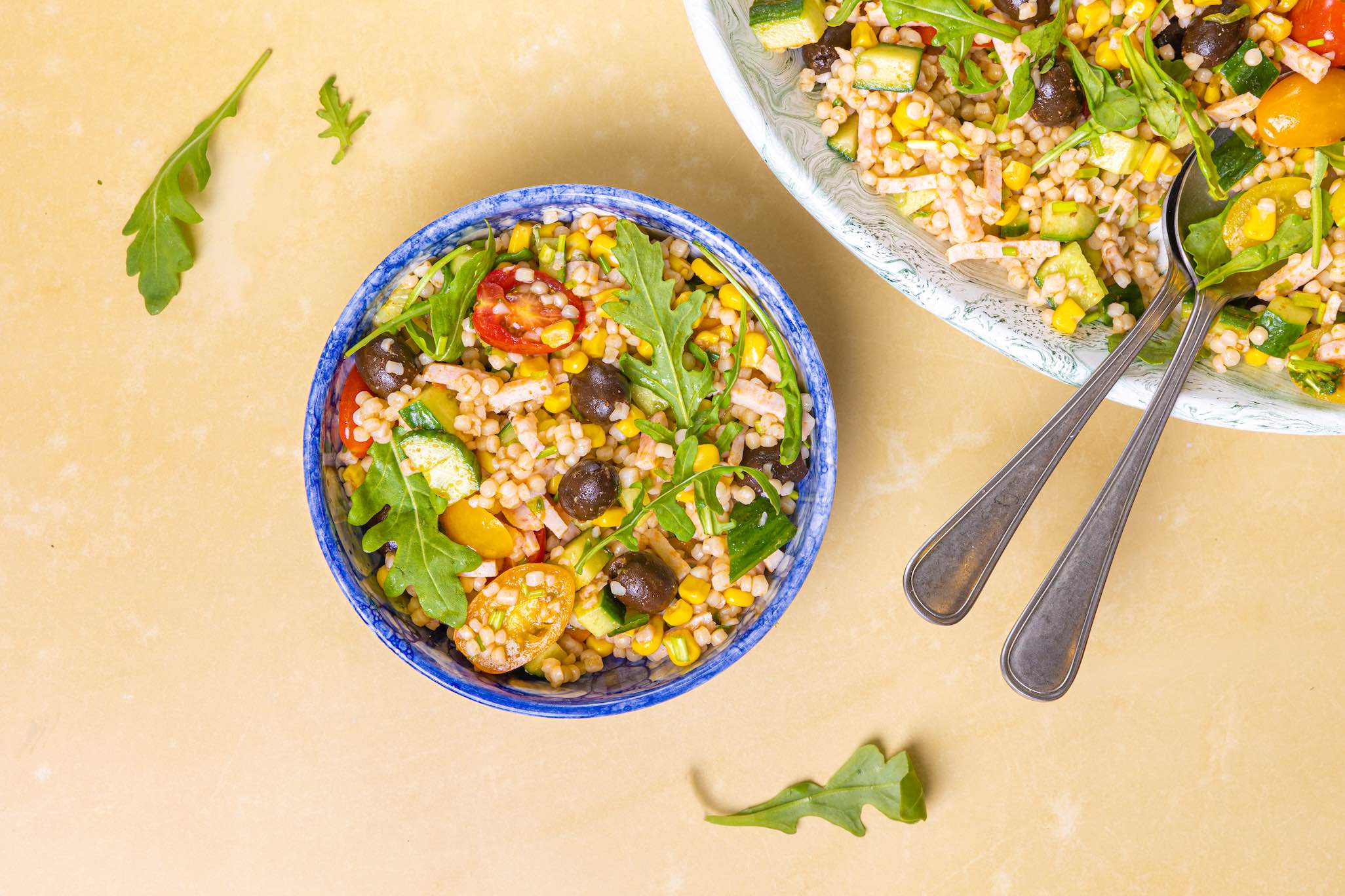 Salade parelcouscous en gerookte kip
