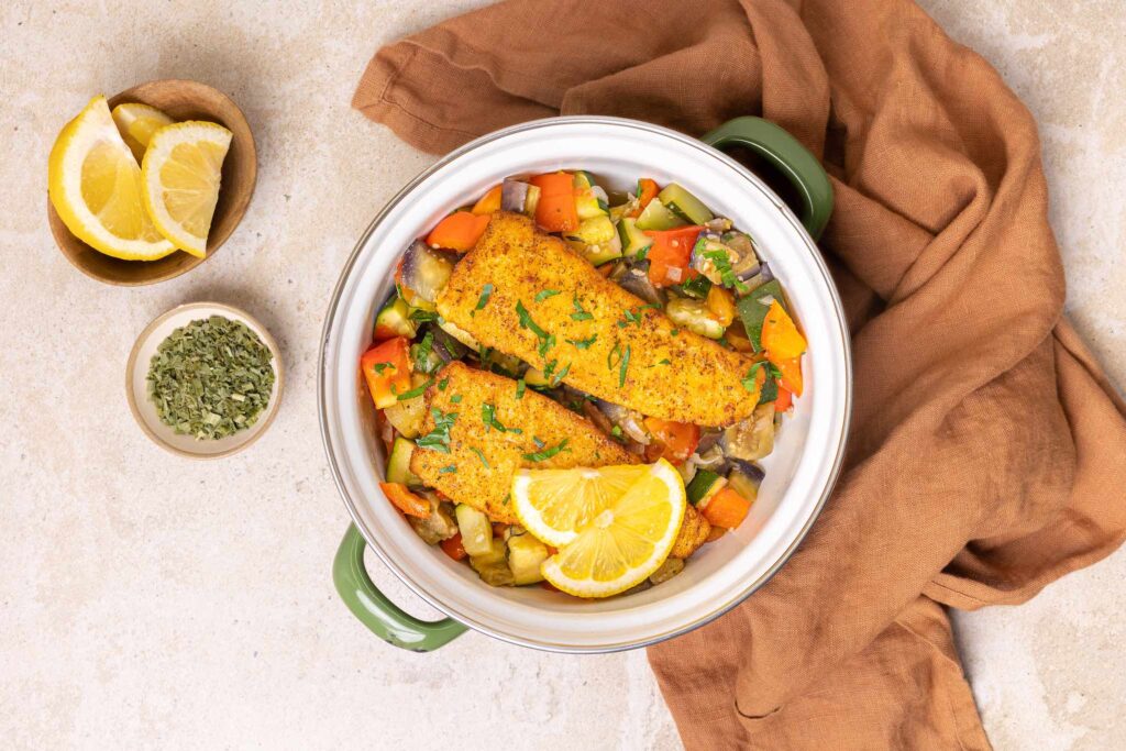 Ratatouille met heekfilet in een pan